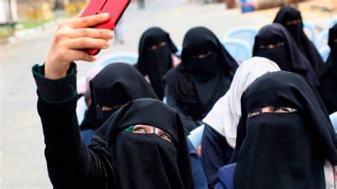 Por favor, NO HAGAN DEBATE IDEOLÓGICO SI ES UN ATENTADO A LOS DERECHOS HUMANOS. Ninguna mujer debe vivir condenada a tapar su cuerpo para no incitar. Porque este es el origen.

El #burka es una cárcel, una aberración que deberíamos eliminar en una sociedad que se llama feminista.