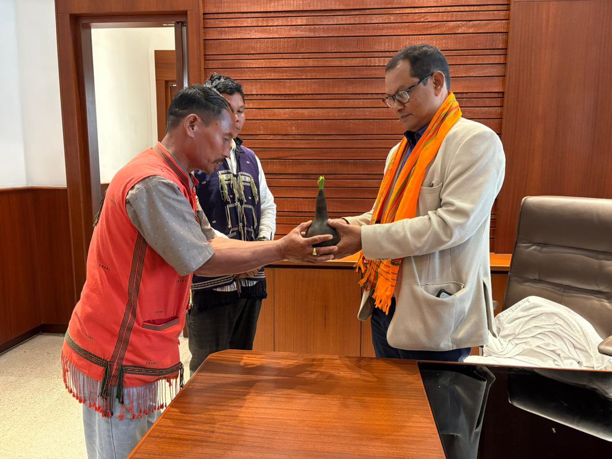 DrNumal's tweet photo. Members of the Tiwa community from Amri, West Karbi Anglong visited me today at the Assam Legislative Assembly and conveyed their warm wishes. Grateful for their affection and the opportunity to interact and hear their thoughts.

#TiwaCommunity #WestKarbiAnglong #Amri #AssamLegislativeAssembly #PublicInteraction #KarbiAnglong