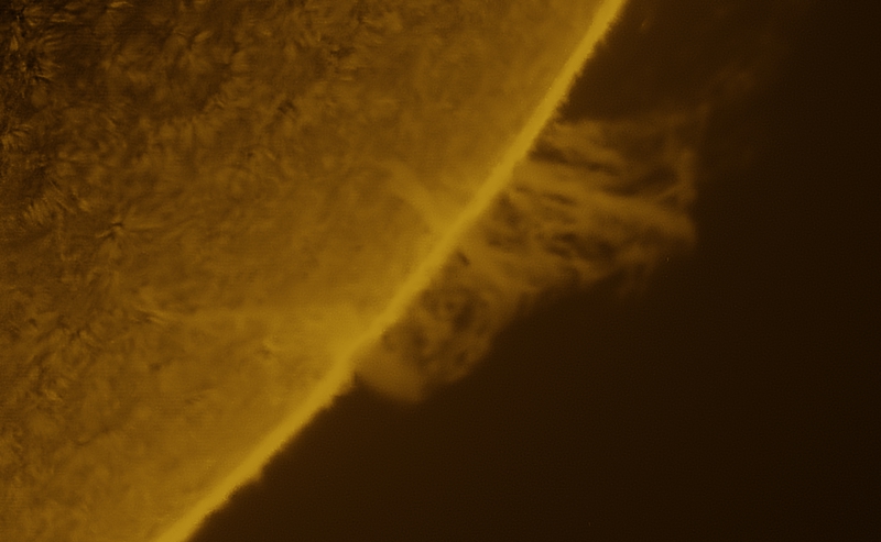 本日の太陽です。
南西に出現していたプロミネンスです。　雲の合間から撮影なので厳しかった！
2026.02.17 01:57 UT (10:57 JST)
200mmF12 x2.5, Daystar QuantumSE 0.28Å, ASI-174MM, Pentax MS-5 NS5000