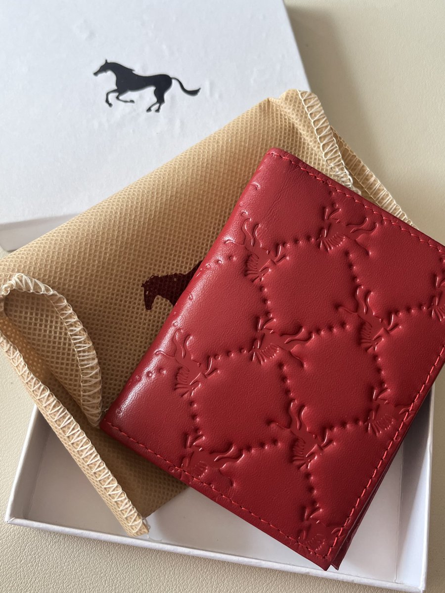 dotodob's tweet image. 할미새된다
할무니가 제주도에서 지갑사다주셧더
올해랑 너무 잘맞는 지갑이다
빨강이라 돈들어오겟지
하무니사랑해요🤍🤍