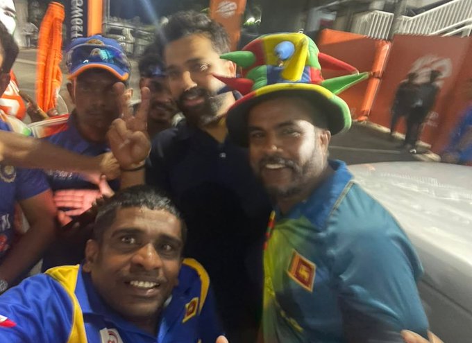 Akaran_1's tweet image. Rohit Sharma shares a special moment with Sri Lanka fans ❤️

- A heartfelt gesture that goes beyond cricket, spreading love and respect. 🏏✨
#RohitSharma #SLvIND #CricketMoments #FanAppreciation