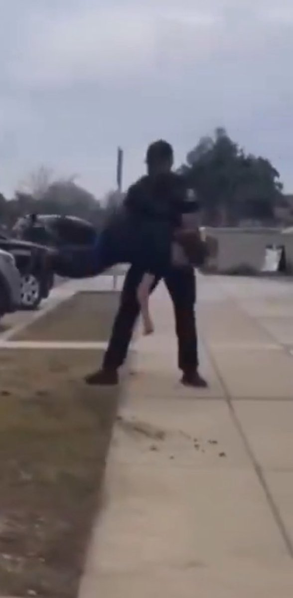 IsaiahThurmond5's tweet photo. @officer_Lew Yea I don’t think this is protocol probably whys he’s a school resource officer but hey https://t.co/BThZYLO3P1