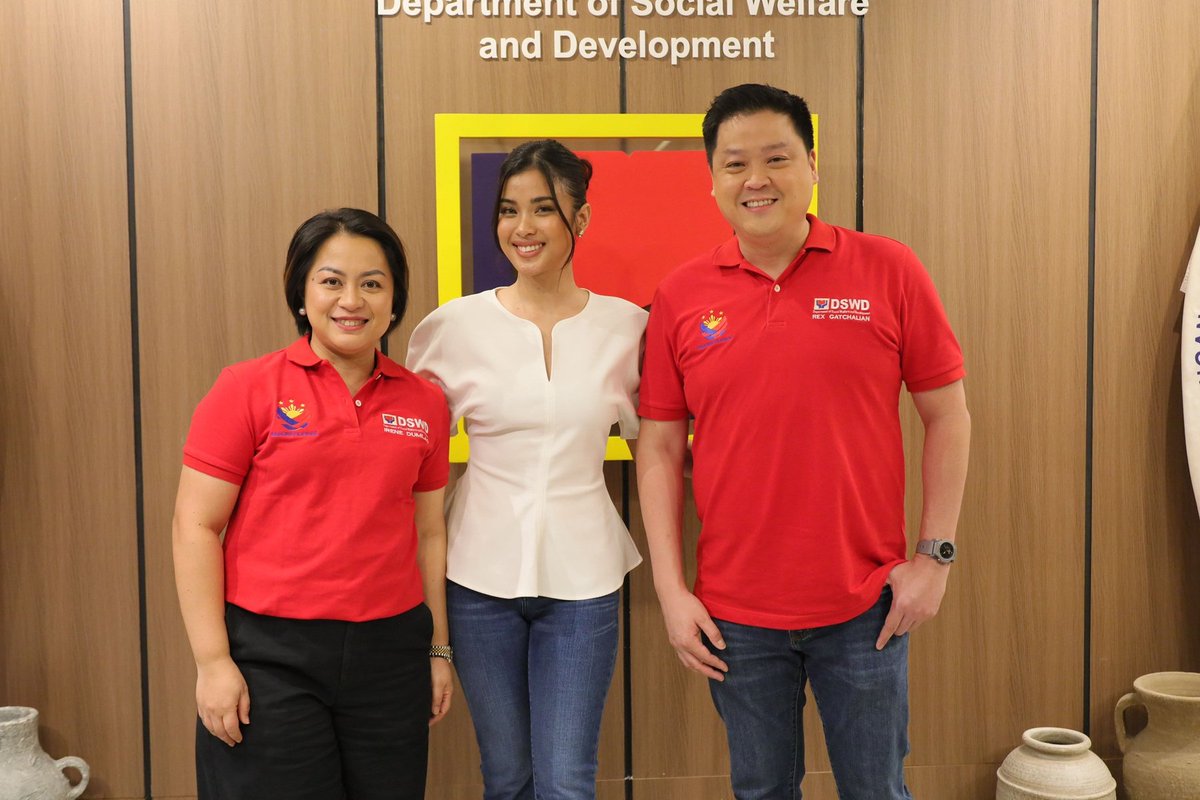 Thank you Shuvee for coming by DSWD kahit holiday ngayon. 

Bakit nagpunta sa Shuvee sa office namin??? Abangan...