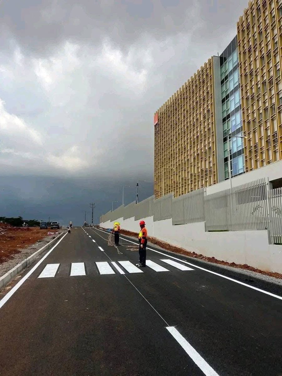 🇬🇳 Conakry en pleine transformation : la reconstruction routière urbaine modernise les infrastructures et améliore la mobilité dans la capitale guinéenne. 🚧🌍