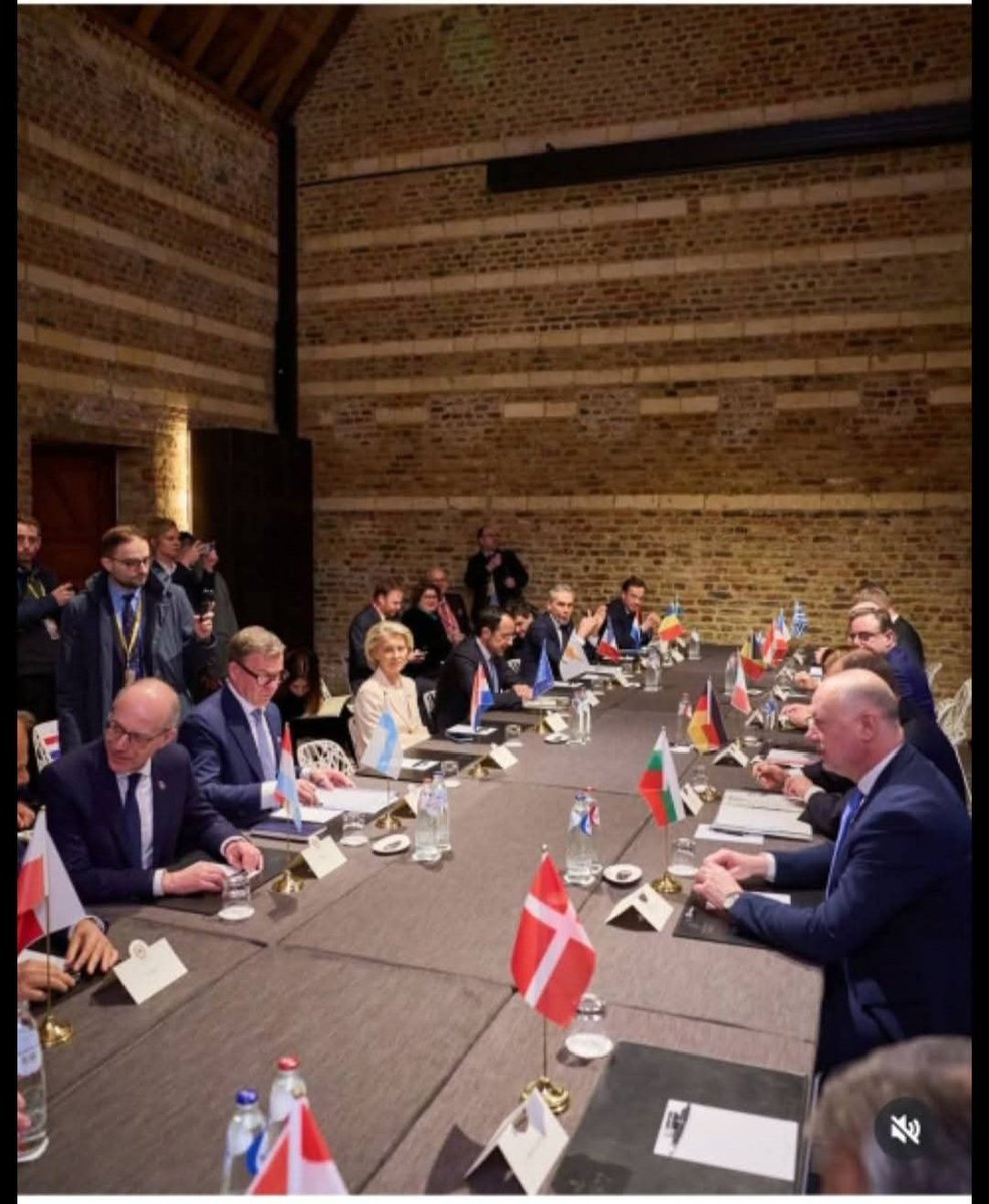Alex41pr's tweet photo. Găsiți-l pe Dickușor.

Asta e imaginea României, așa ne văd "elitele" care l-au pus în funcție pe oligofren.

Eu unul nu mai suport să fim bătaia de joc și sclavii altora. 
Să fim înjosiți, furați și tratați ca ultimii boschetari. Să așteptăm frimiturile, dacă ni le aruncă... https://t.co/kv1QT2ntpW