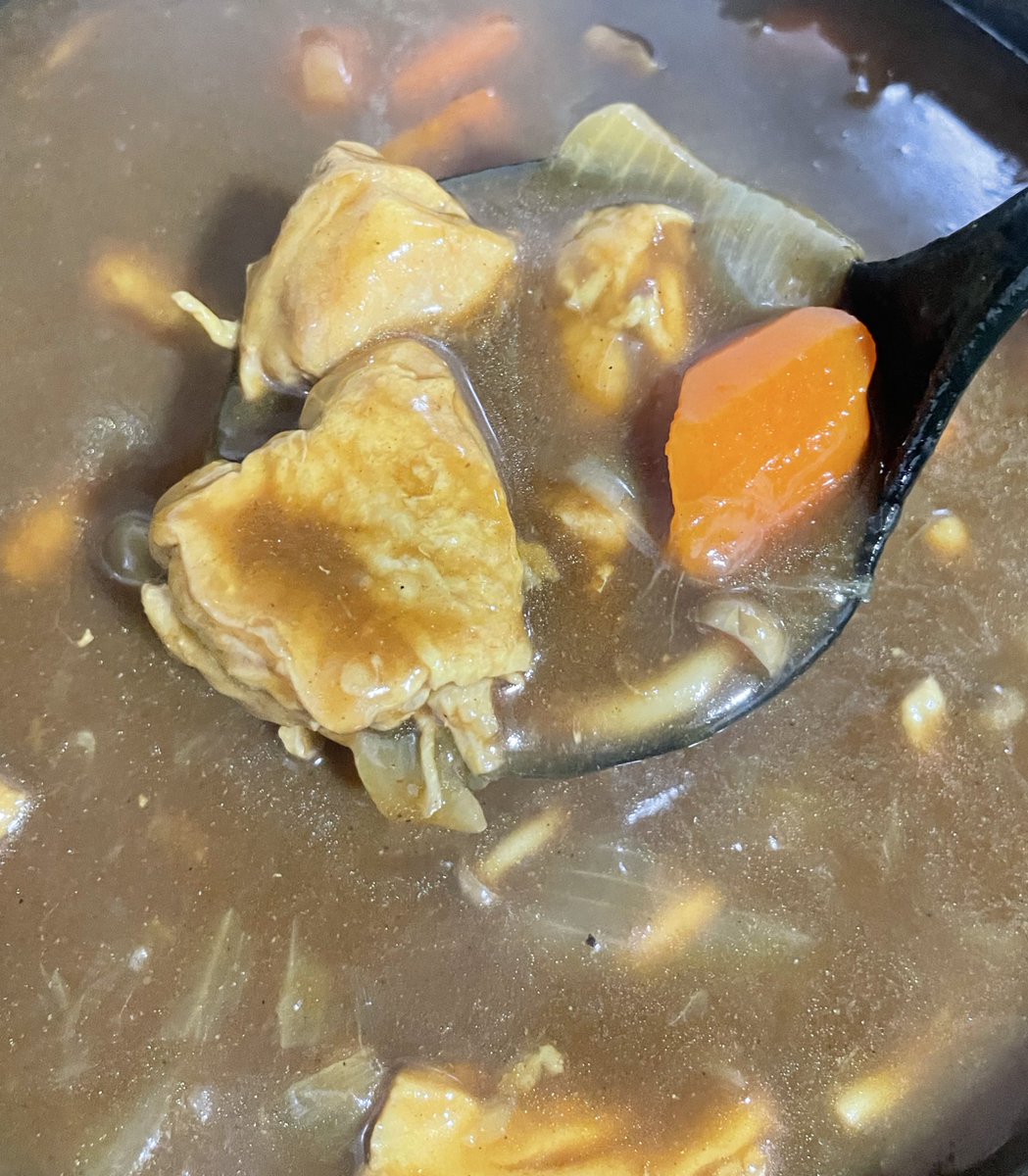 satsuki_uber's tweet photo. 今日はカレーだー！

具材は鶏肉、玉ねぎ、人間、キノコ🍛
とろみがつくまでもうしばらく煮込みま〜す！ https://t.co/GGPdCC7KL5