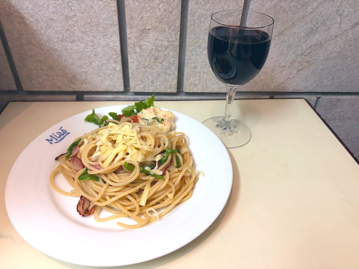 gallerycafemiro's tweet photo. 当店の【セットメニュー】のお飲物は、コーヒー・紅茶の他にランチワインも選べます🍷🍝✨

自分へのご褒美、ちょっとした息抜きに……
スパゲティやハヤシライスのお食事とご一緒に、いかがでしょうか？🍷
赤・白ともにお選びいただけます。
(オーナーも羨ましがる組み合わせです) https://t.co/kNDKkVuVVf