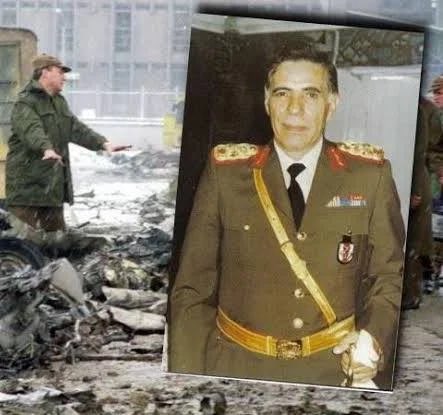 1993’ Ü ANLAMADAN BUGÜNÜ ANLAYAMAZSINIZ…

Maalesef çok çabuk unutuyoruz. Geçmişi unutanlar, bugünü ve geleceği okuyamazlar.

Tek günlük hafıza ile yaşayanların yarını yoktur.

Güzel ülkemizin bugünlere nasıl getirildiğini anlamak için 1993 yılının özel bir önemi vardır. 1993’ ü