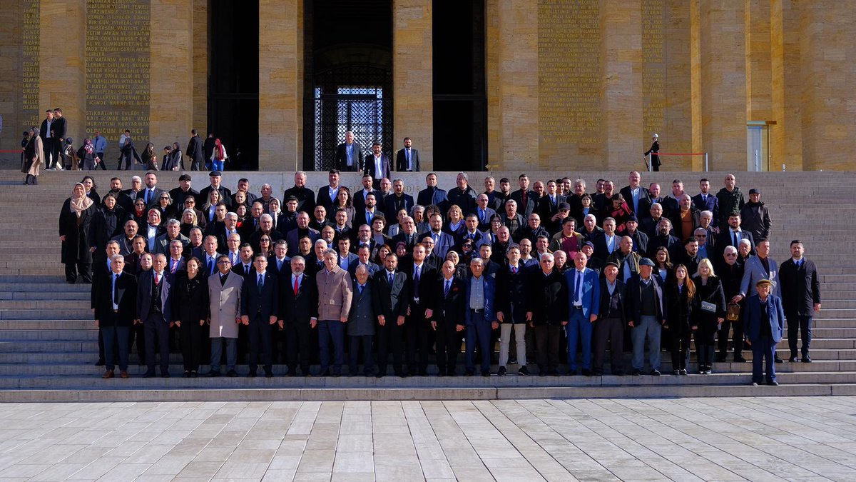 ozgurisparta32's tweet photo. CHP Isparta il, ilçe, kadın ve gençlik örgülerimiz, Gönen Belediye Başkanımız, İl Genel ve Belediye Meclisi üyelerimizle birlikte Anıtkabir’de Gazi Mustafa Kemal Atatürk’ün huzurunda çelenk sundu ve anı defterini imzaladı. https://t.co/QEoHVeWhuH