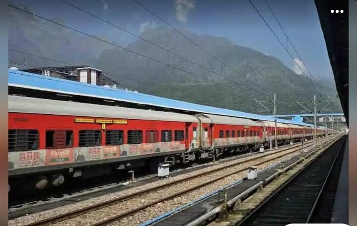 PAmit_singhspr's tweet photo. ट्रेन लेट हुई तो क्या मिलेगा पूरा पैसा??
ऐसे करें IRCTC से क्लेम 👇

ट्रेन 3 घंटे लेट होने पर कन्फर्म/RAC टिकट वाले लोग यात्रा रद्द करने का फैसला लेते हैं 
तो उन्हें फुल रिफंड मिल सकता है...

ऑनलाइन टिकट बुक करने वाले ट्रेन के निर्धारित प्रस्थान समय से पहले ऑनलाइन TDR भर रिफंड क्लेम कर सकते हैं...

रिजर्वेशन काउंटर से टिकट खरीदने वाले काउंटर पर जाकर टिकट कैंसिल कर रिफंड ले सकते हैं...See More