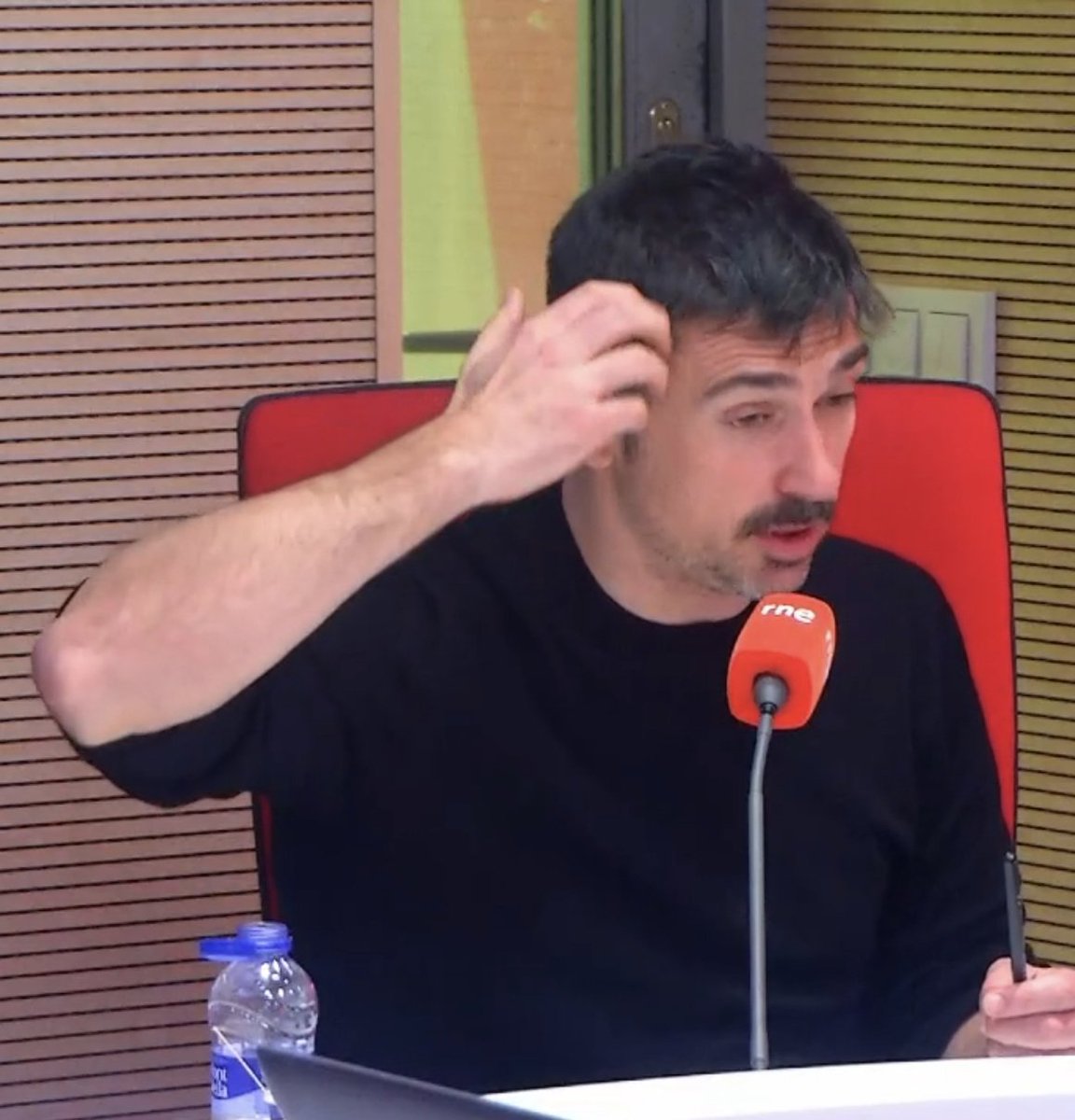 Muy interesante, y sin pelos en la lengua, Ramón Espinar en <a href="/RNacional_News/">Reacción Nacional</a> <a href="/lhermoso_/">Lara Hermoso</a> hablando de <a href="/PODEMOS/">Podemos</a> frente a la reunificación de la izquierda. Lo
que no me gusta es la botella de plástico 🤔🤔🤔🤔 <a href="/RamonEspinar/">Ramón Espinar 🇵🇸</a>