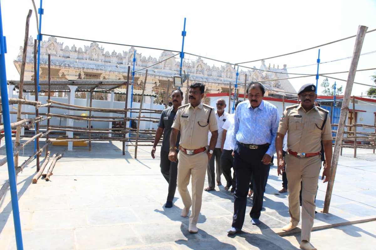 BapatlaPolice's tweet photo. బాపట్ల జిల్లా ఎస్పీ శ్రీ బి. ఉమామహేశ్వర్, ఐ.పి.యస్. గారు చిన్నగంజాం మండలం సోపిరాల, కొత్తపాలెం గ్రామాల దేవాలయాలను సందర్శించి సంబంధిత శాఖల అధికారులతో ప్రత్యేక సమన్వయ సమావేశం నిర్వహించారు@APPOLICE100
#BapatlaPolice #SPBUmamaheshwarIPS #DevoteeProtection #MAHASIVARATRI https://t.co/jGgtAa190Q