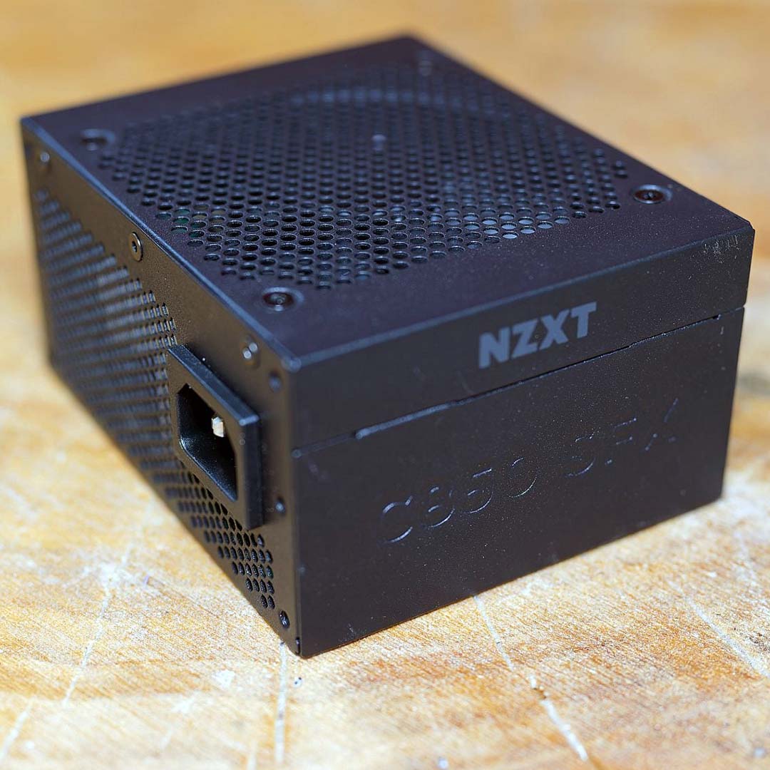 theclub386's tweet image. Review drop: @NZXT C850 SFX Gold ⚡️

ATX 3.1 and a dedicated 600W 12V‑2x6 connector makes NZXT’s C850 SFX Gold a serious candidate for high‑end small‑form‑factor gaming PCs. 😎

Read our full review here 👇
club386.com/nzxt-c850-sfx-…

#NZXT #PSU #review