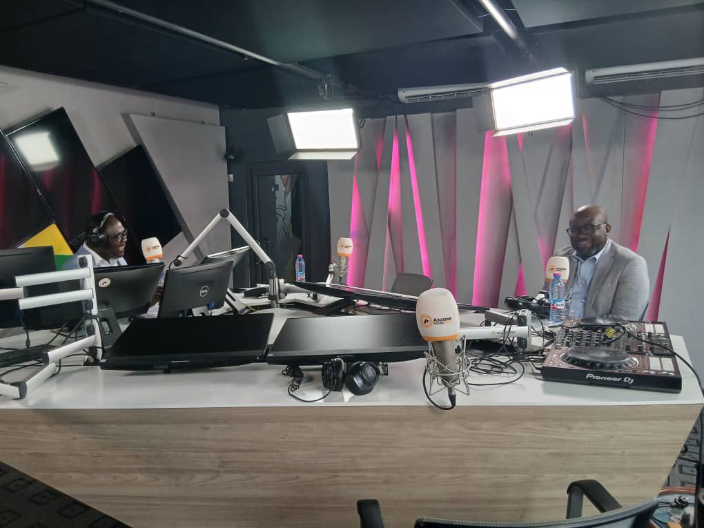 ghanafaofficial's tweet photo. 🎙️ Ghana Football in Focus! 🇬🇭⚽

 📸 Our President Kurt Edwin Simeon-Okraku is live in the studios of Asaase Radio 99.5MHz, Accra this morning on the Asaase Breakfast Show, discussing the growth and future of football in Ghana.

@kurtokraku || @asaaseradio995 https://t.co/ASEyhCKlSc