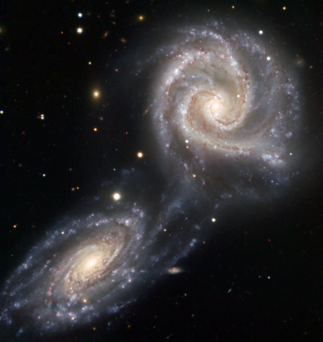 重力で相互作用している2つの銀河NGC 5426とNGC 5427。2つ合わせて「Arp 271」と呼ばれます。星々の「橋」が2つの銀河の間をつないでいるのが映っています。

Image Credit: ESO