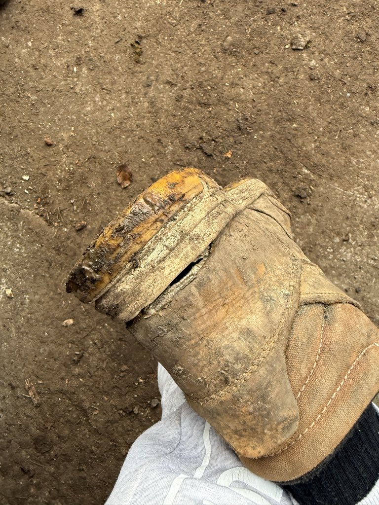 JUSTLUSTc's tweet photo. @scruffsworkwear Had these roughly a year and they are already falling apart ! Not impressed. https://t.co/0IMOI7rM01