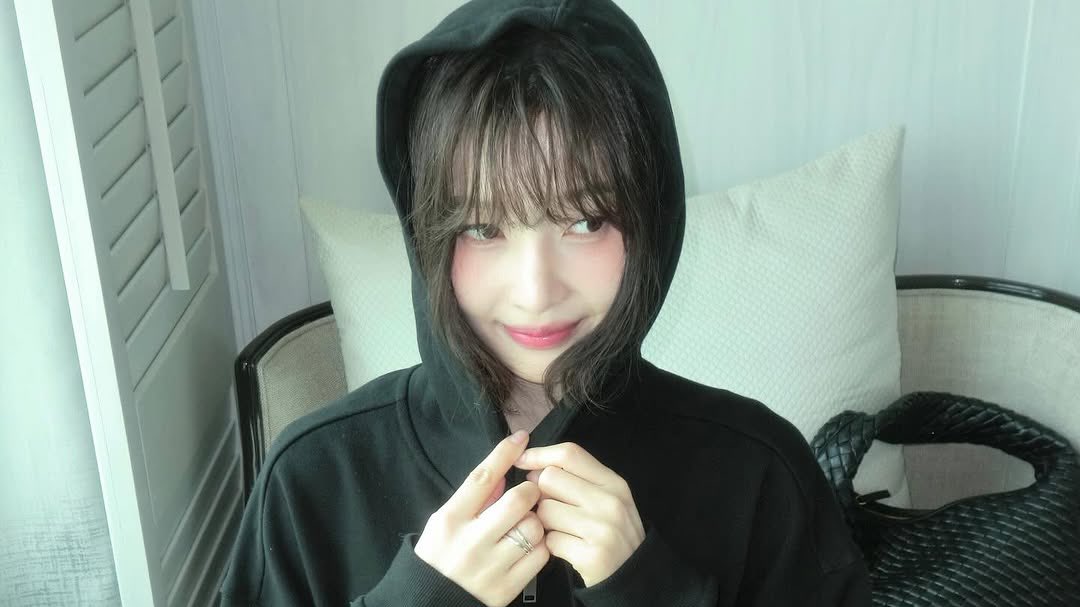 Joya's tweet photo. Nothing feels better than my boyfriend’s hoodie 🖤 https://t.co/uQMnkyYXds