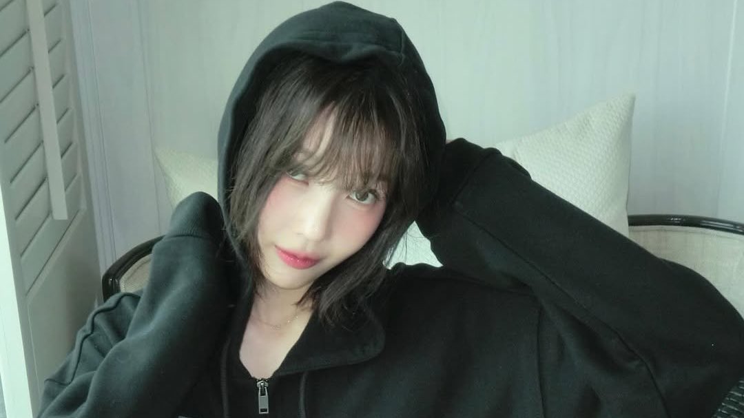 Joya's tweet photo. Nothing feels better than my boyfriend’s hoodie 🖤 https://t.co/uQMnkyYXds