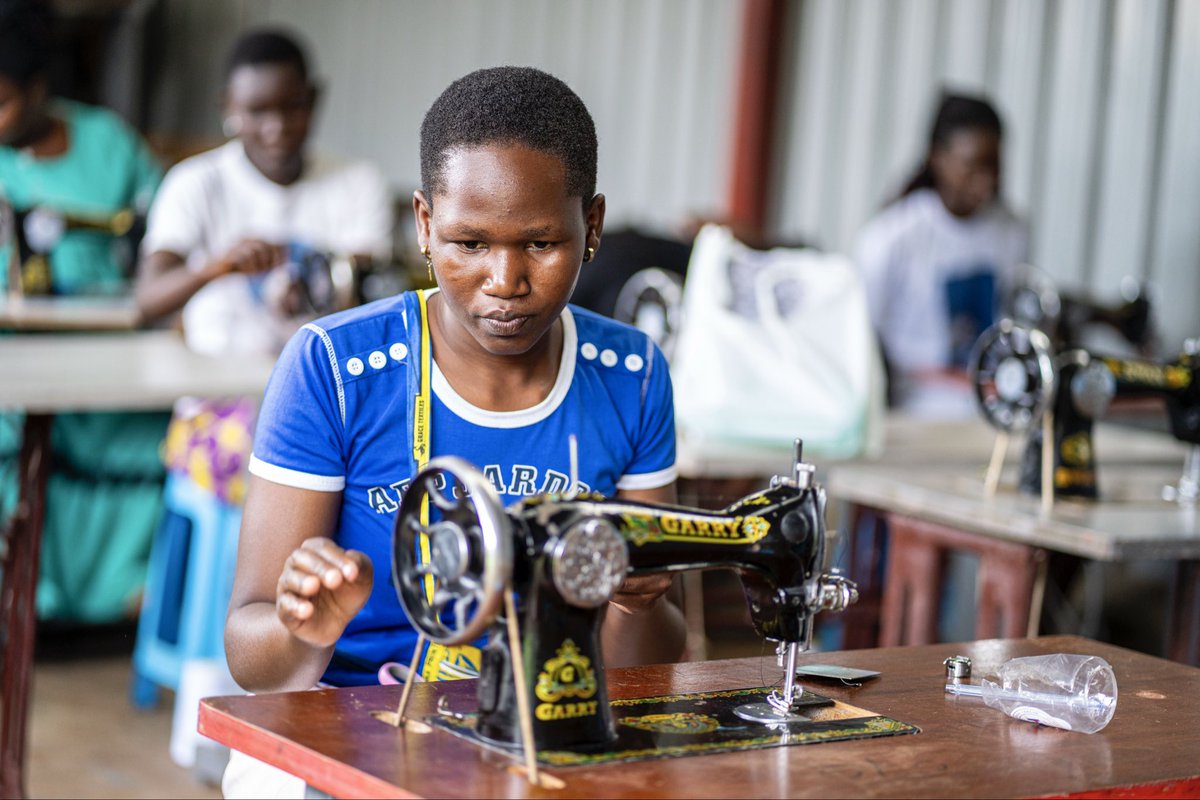 GirlUpUganda's tweet image. Day 1 at Mazuri Design Hub ✂️

Class of 2026 started with manual sewing machines mastering the basics and building confidence, one stitch at a time.

Strong foundations matter. Stay tuned.

#MazuriDesignHub #ClassOf2026 #SkillsTraining #CreativeGrowth