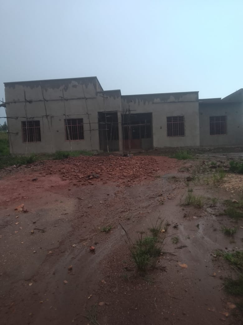 MagazineJimbere's tweet image. 🏢 Certains chefs de zones de la commune #Busoni(@PButanyerera), ainsi que leurs collaborateurs ne disposent toujours pas de bureaux, depuis la mise en place des nouvelles autorités zonales, dans le cadre de la nouvelle organisation administrative

📌 Ces responsables continuent