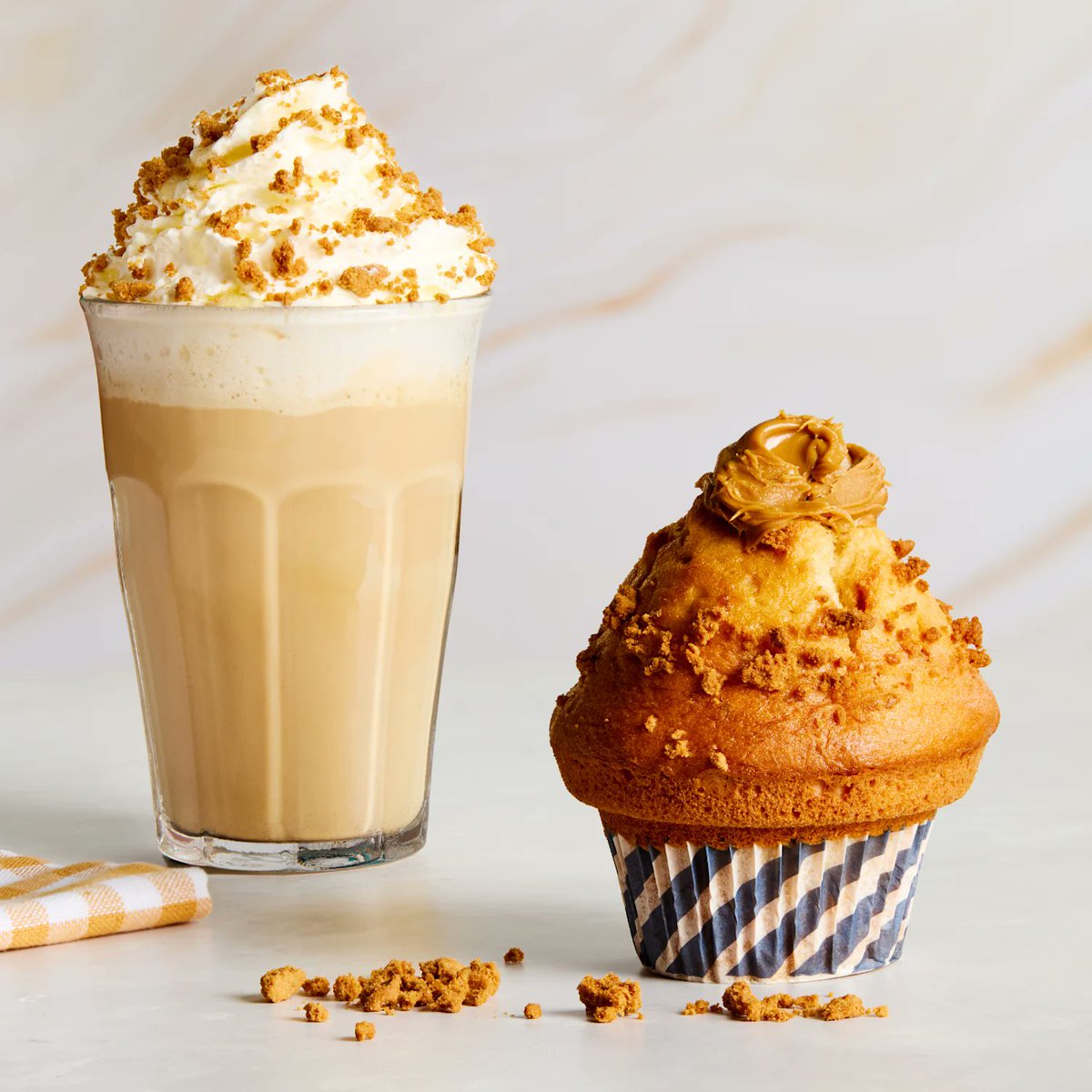 AlexXplore's tweet image. 🇫🇷 Columbus Café &amp;amp; Co, pionnière française depuis 1994, défie Starbucks en misant sur une identité tricolore authentique face au géant américain.  

☕ La marque française met en avant muffins cuits sur place, produits locaux, engagement éco-responsable et une ambiance