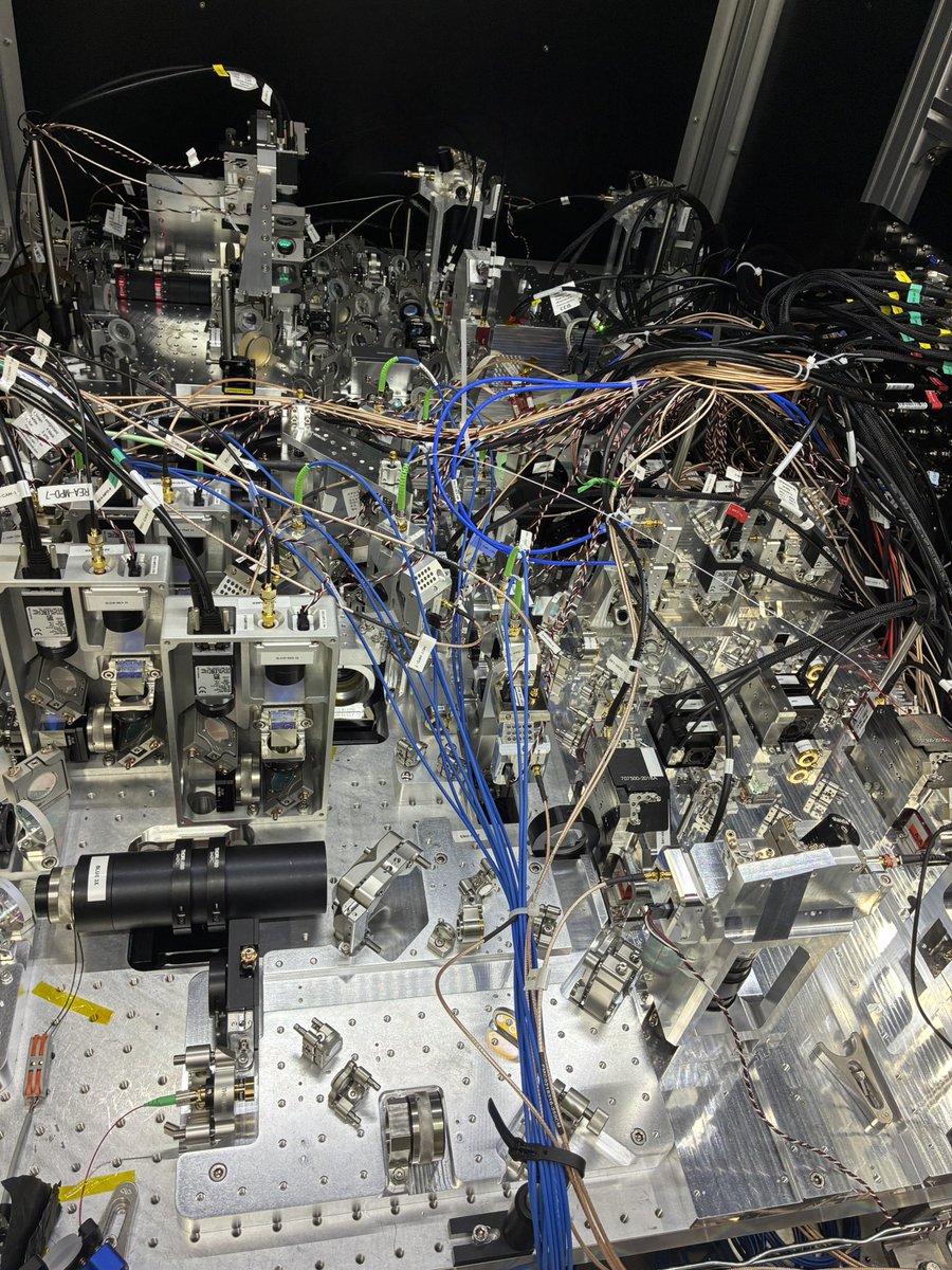 foncteur78's tweet photo. Ajd on a ouvert le processeur quantique pour modifier des lasers https://t.co/dl4oWgvuDa