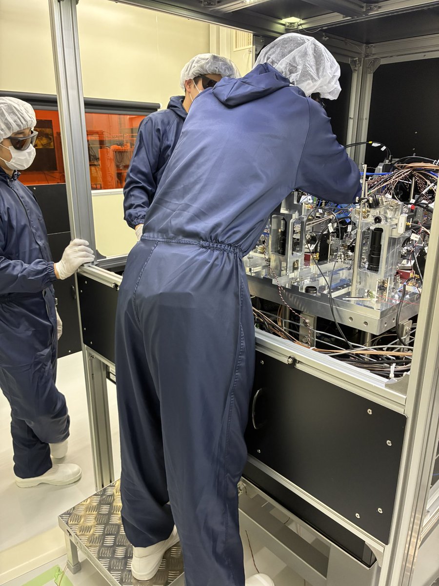 foncteur78's tweet photo. Ajd on a ouvert le processeur quantique pour modifier des lasers https://t.co/dl4oWgvuDa