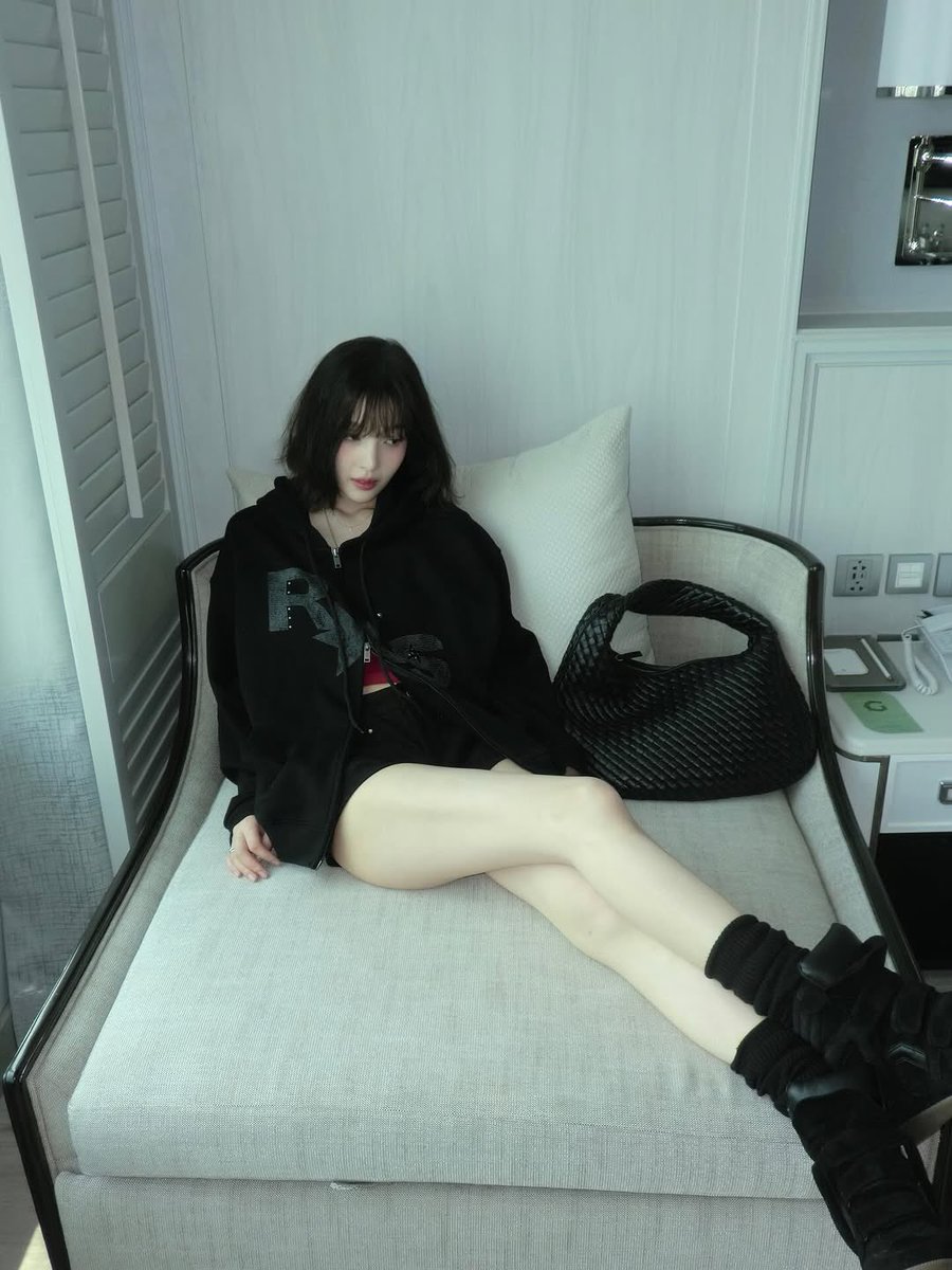 Joya's tweet photo. Sayang, sini ikut duduk? https://t.co/dsyax0fIUu