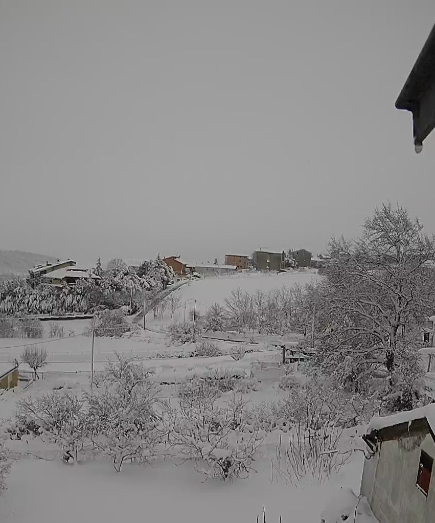 DGianturco's tweet photo. @MMmarco0 Io spero Inverno. In Basilicata ancora non abbiamo visto la neve. E siamo a metà Febbraio. https://t.co/bqMpiHrYMA
