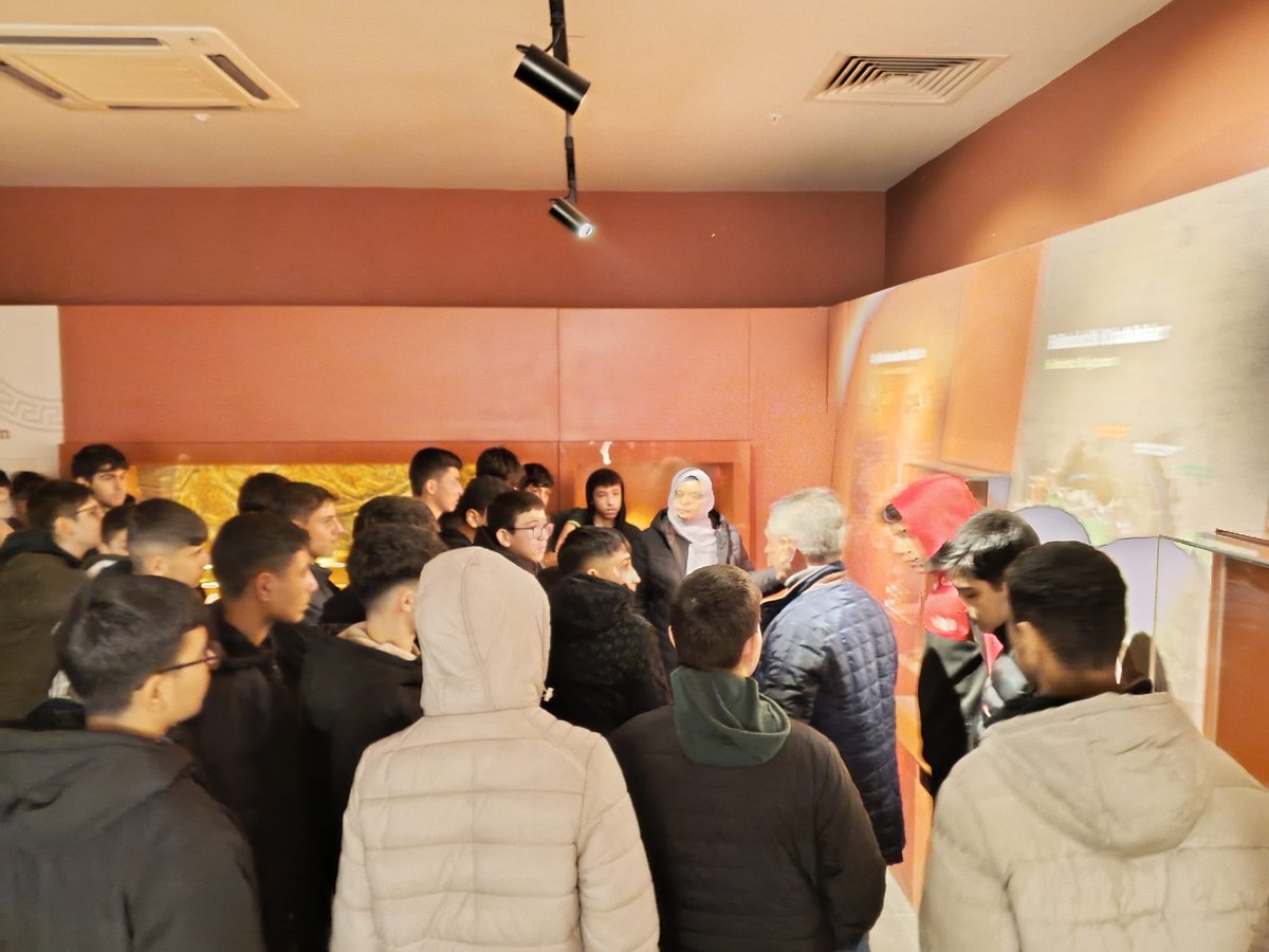 TarsusMtal's tweet photo. Tarsus Müzesi Gezisi

Kırk iki öğrencimizin katılımıyla Tarsus Müzesi’ne anlamlı ve öğretici bir gezi düzenlendi. Geziye Müdür Yardımcısı Zeynel Elçi ve Coğrafya Öğretmeni Vahide Döşlü Bozdağ rehberlik etti. https://t.co/VIySqoEl0v
