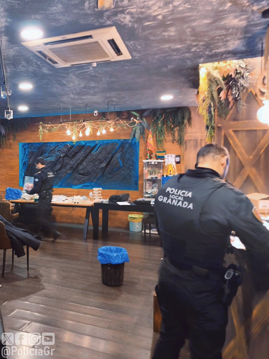 PoliciaGr's tweet photo. Unas quejas vecinales por consumo de cannabis motivan un seguimiento planificado por esta Jefatura.
La actuación policial acaba en una persecución, la inspección de un local, más de 11.000€, casi 3 kilos de hachís y marihuana y 5 detenidos.
#SeguimosActuando
#SomosTuPolicía https://t.co/QJ5fD3oBOT