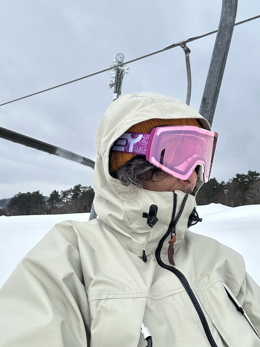 steeve_k_1967's tweet photo. 【DAY 15】 15/FEB 岩木山百沢スキー場
雨の日曜、久しぶりに家族ride。
暫くぶりでコタローと一緒に滑ったが、意外と走れるようになってるわ😳
いい気ながってオーリー披露するも、単なるジャンプだった🤣
#greenclothing
#simssnowboards
#帰ってきたスノウボヲドマン https://t.co/Zqzv93d3Mg