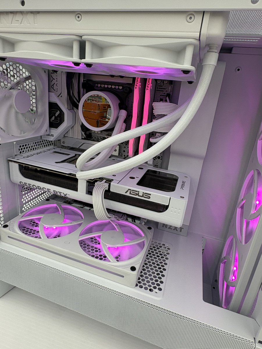 ap_minamifuku's tweet image. 🤍白統一 × RGBで映え確定✨
Core Ultra 7 × RTX 5070 ゲーミングPC 

✔ DDR5 32GB
✔ NVMe SSD 2TB
✔ 850W GOLD電源
✔ Windows 11 Home

【在庫あり／そのまま持ち帰りOK】

実機かなりカッコいいです🔥

#ゲーミングPC #白PC #RGB #即納 #アプライド #アプライド南福岡