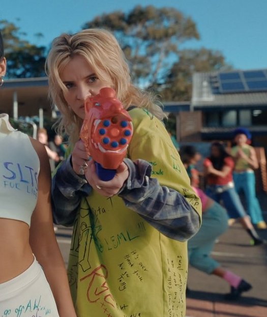 protect her at all costs I'm serious😭