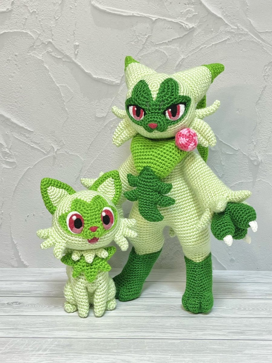「ニャローテ」のあみぐるみです！
ニャオハの進化系のポケモンです🌱
高さ約25.5cm
目と鼻はフェルトで表現しています。
自立はしないのでこっそり支えを使って撮影しています。

※編み方の公開予定はありません

 #あみぐるみ #ポケモン編めるかな