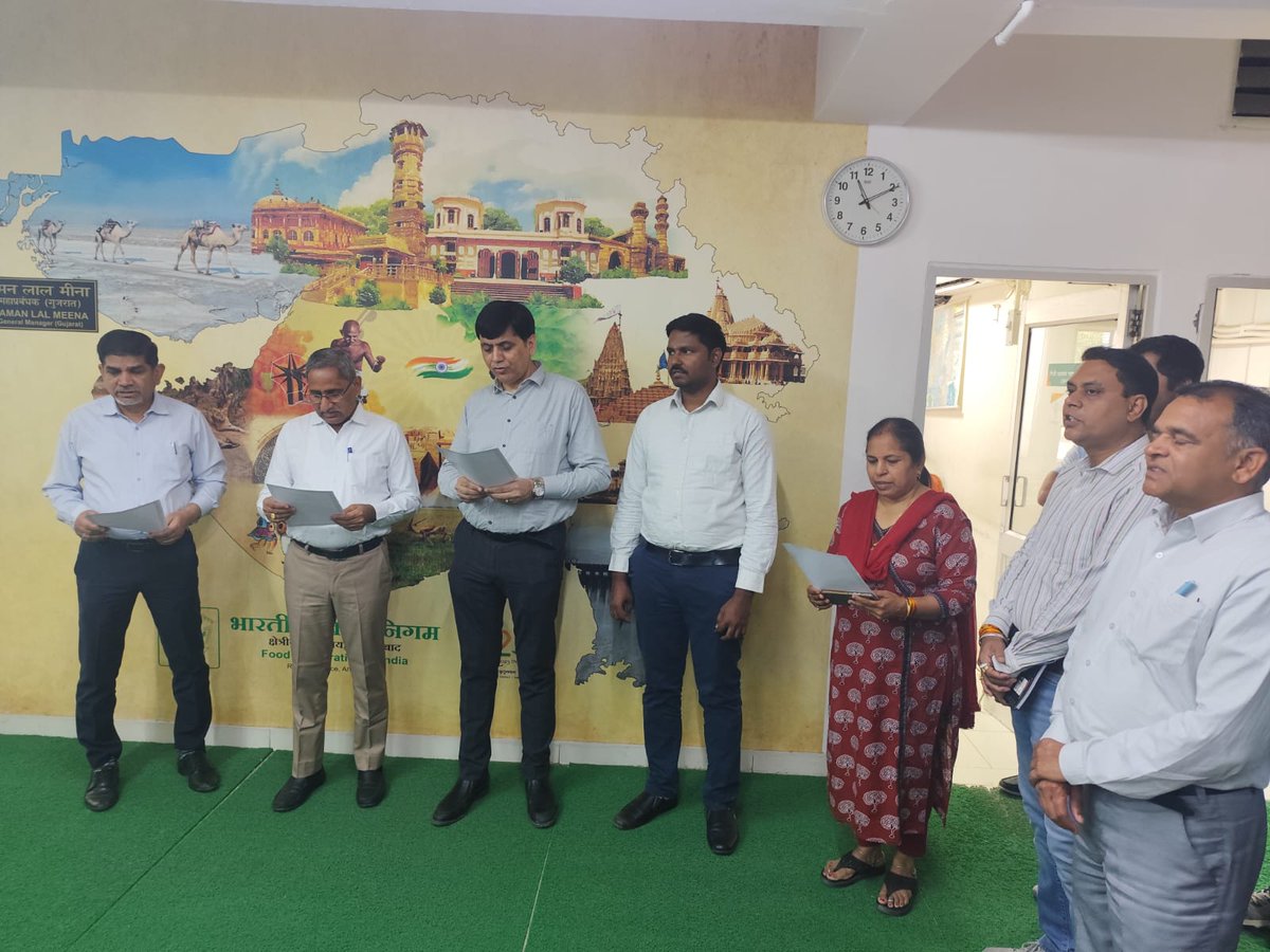 FCI_Gujarat's tweet photo. स्वच्छता पखवाड़ा के उपलक्ष में क्षेत्रीय कार्यालय, अहमदाबाद में दिनांक 17.02.2026 को अधिकारीयों एवं कर्मचारयों द्वारा स्वच्छता शपथ लिया गया | https://t.co/3WnyywmFzZ