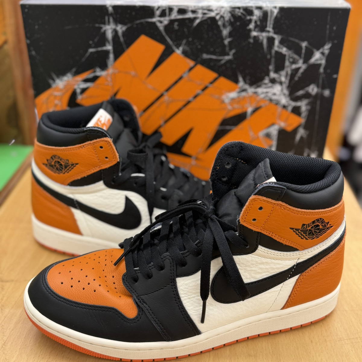 👉おたいちスニーカー入荷情報 「黒に刺す、破壊色。」 【Nike Air