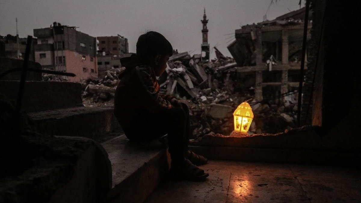 Direniş Arşivi | Gazze’de Ramazan Ruhu

Yıkıntıların arasında.
Yoklukla kuşatılmış bir şehirde.
Gazze, her şeye rağmen Ramazan’ı heyecanla karşılıyor. 🌙

#RamazanRuhunuYaşat