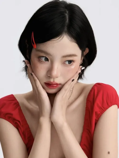 PromptTip's tweet image. AI 2000s Scrapbook Sticker Collage Prompt:

"Create a 2000s scrapbook-style sticker collage based on the uploaded photo. Reimagine the same person in multiple cute, stylized poses while preserving recognizable facial features. Include sticker cutouts with thick white outlines: a