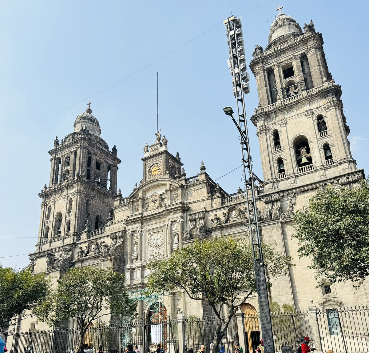 YUHKINEN's tweet photo. メキシコシティ旧市街を散策🇲🇽
素敵な街並みに、世界遺産であるメトロポリタン大聖堂✨
小野さんはお留守番だったので、SPのレノさんに小野さん役をしてもらって撮影😄🕶️
他にも盛り沢山な一日でした✨
言ってる間に帰る時間が迫って来ました😭
ありがとうチリ🇨🇱メキシコ🇲🇽 https://t.co/UJ0eY7NlKt