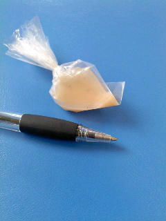 それなりに有名な浄水器を通した 10Lの水道水を、 5gまで蒸発させるとこうなる。

水道水は安全でもなんでもない。

塩素をぶち込んでいるだけの貯水地の水という認識でいい。