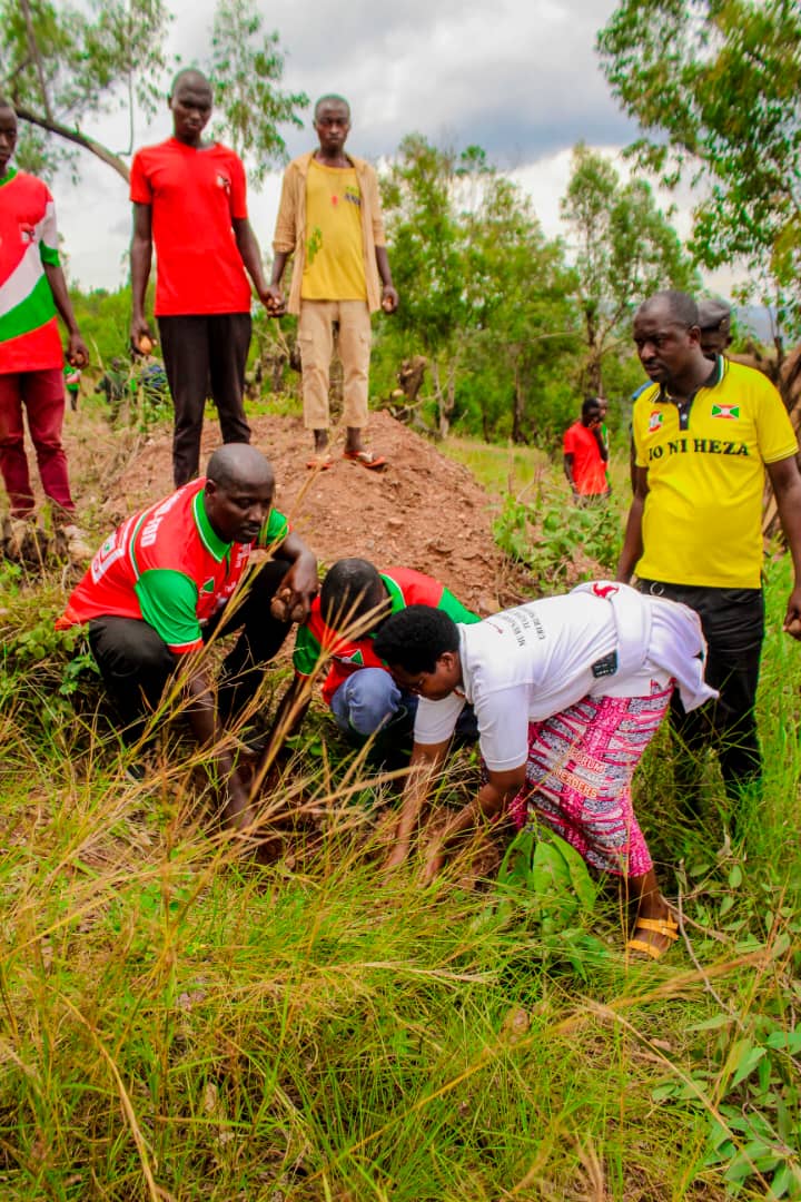 CnddFddButanyer's tweet photo. Ayo mazone yagendeye akaba ari #Nyenzi,#Cumba,#Baziro,#Gitobe na #Mukerwa.Akaba yarashimiye cane urworwaruka kw'iyo ntambwe rugezeko mwiterambere ariko abasaba kandi kwamanantaryo babumbatiramahoro numutekano
2/2
@CnddFdd
@R_Ndikuriyo
@cnddfddyouth https://t.co/2NsgtkLFVB