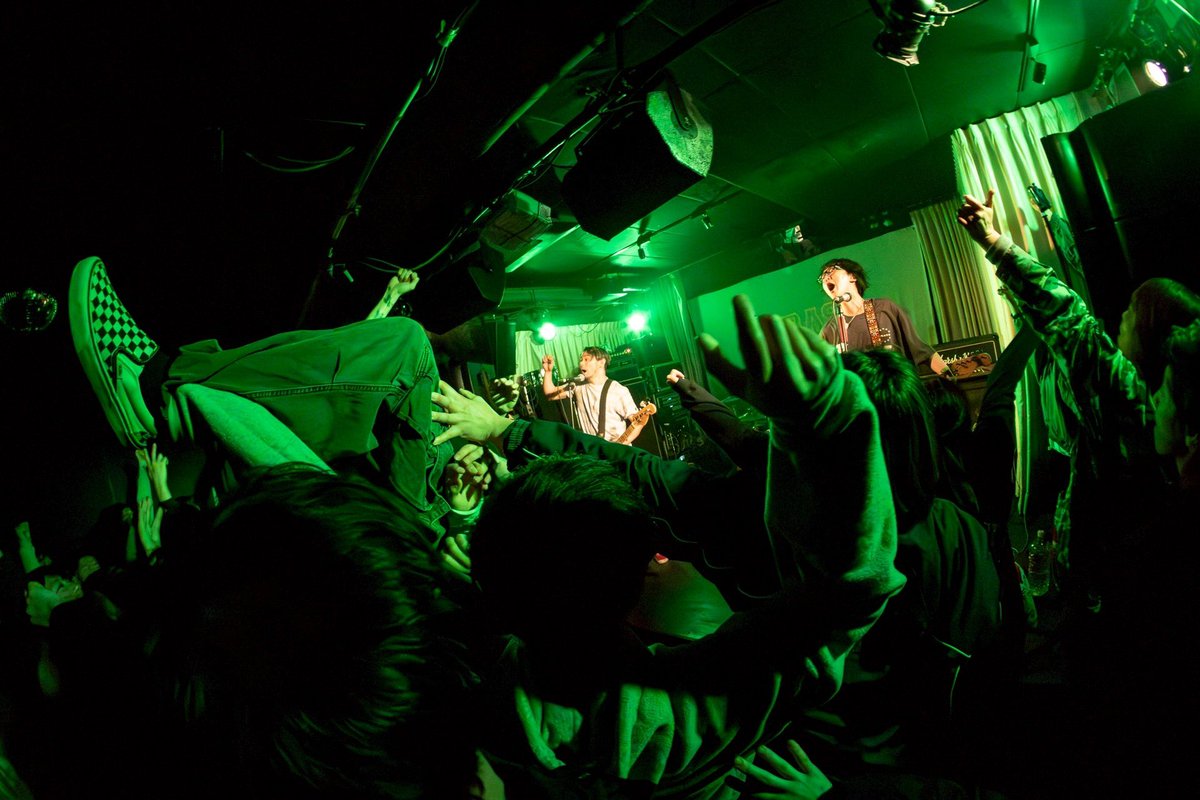 TRAST

音で全てを語る存在。フロアに一人ひとり届ける演奏が魅力。曲の展開や歌声も抜群。歌詞も演奏も魂そのもの。音で過去も未来も蘇り、ライブの一音一音に心が震えた。全てが音楽の力。仲間とは、音楽とは、北海道のシーンとは、すべてを見せつけてくれた35分だった。