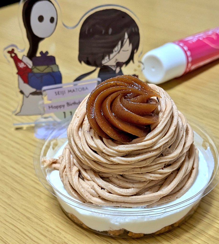 大好きなセブンのモンブランケーキがリニューアルしてた✨
前のよりアルコールの感じが無くなった気がする。
下のクッキーの部分はそのままで嬉しい🌰