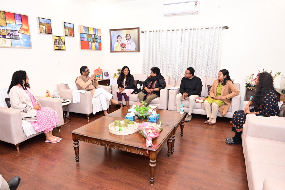झारखण्ड का प्रतिभाशाली युवा विदेश में उच्च शिक्षा प्राप्त करे, इस विजन के साथ मुख्यमंत्री <a href="/HemantSorenJMM/">Hemant Soren</a> आगे बढ़ रहें हैं

मुख्यमंत्री से ऑक्सफोर्ड, एडिनबर्ग जैसे संस्थानों के स्कॉलर्स ने भेंट की। मरंग गोमके जयपाल सिंह मुंडा छात्रवृत्ति योजना से झारखण्ड के युवा सपने बुन रहे हैं