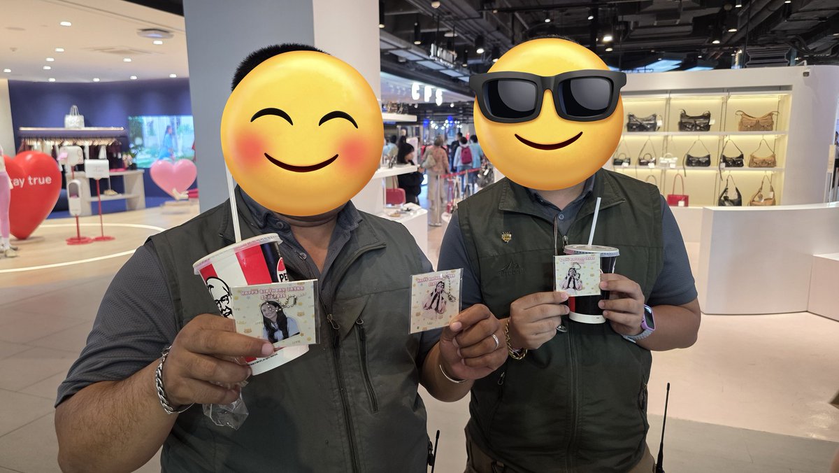 เดินแจก giveaway ของพี่เอ็มให้อัลกี้อยู่ พี่การ์ดเข้ามาทักบอกขอด้วยได้มั้ย เดี๋ยวห้อยโชว์ตอนไปรับน้อง