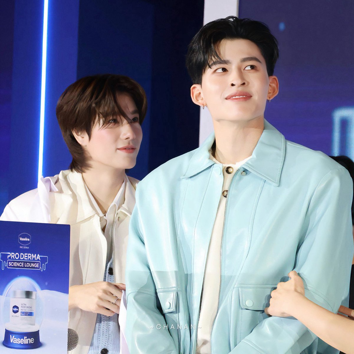 🪄 สายตาภูวินทร์เวลาที่มองปอนด์มันหวานกว่าคำว่า รัก อีกนะ ตาเป็นประกายตลอดทุกครั้งที่มองคนพี่เลย คนที่ไม่ชอบพูดแต่เน้นการกระทำมากกว่าแบบภูวินทร์ก็ชัดเจนมาตั้งแต่แล้วจริงๆ 🤭☺️

#PondPhuwin #ปอนด์ภูวินทร์
#ppnaravit #phuwintang