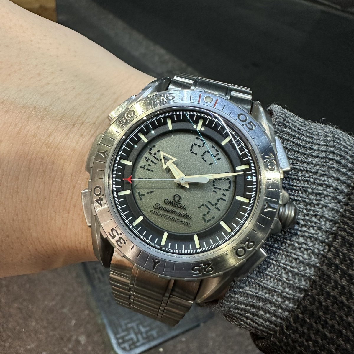 riberowatch's tweet image. 「スピードマスターは手巻きの機械式こそ至高」
分かる。超わかる。

でもな、電池が切れそうになると
秒針が5秒おきに「…っ！…っ！」って必死にジャンプして「電池換えて…死ぬ…」
って訴えてくるX-33の健気さを知ると、もうこれ以外愛せなくなるんだよ。