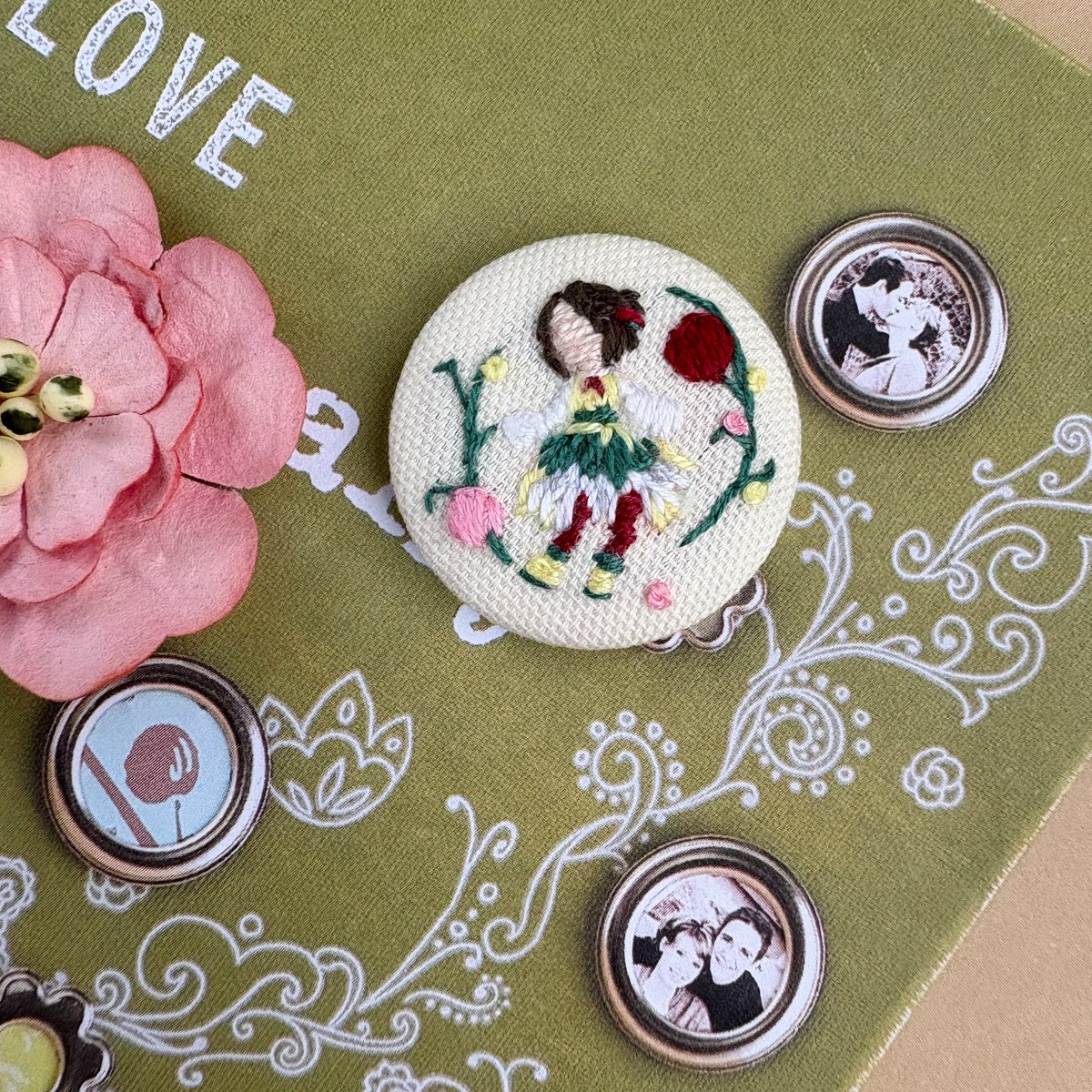 うまくいかなくて落ち込んだ時にどこからか甘い香りがした。
目の前には優しく微笑む女の子が

手を出して
木の実をどうぞ
貴方の幸せを願う実よ
甘くて優しい味
#にまるの小さな世界