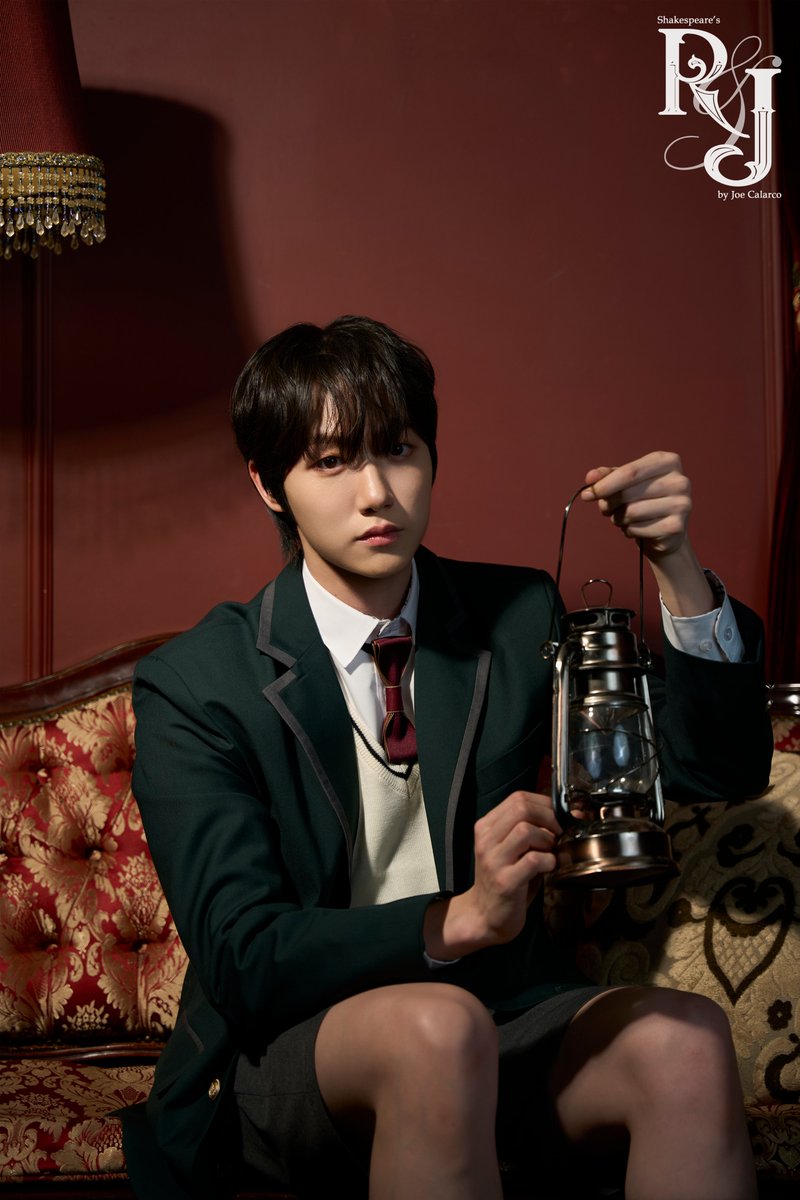 onda_theater's tweet photo. 연극 <알앤제이(R&amp;J)>
Concept photo🔦

학생2 | #이건영 #최하람 

-
2026.02.26 - 03.08
대학로 업스테이지
#연극 #알앤제이 #극단온다 https://t.co/Sxl7K04QiN